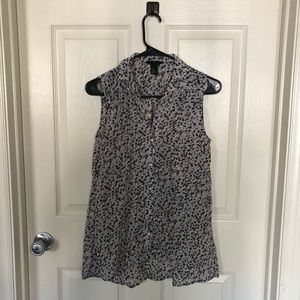 Sleeveless shirt. Hi low. US size 6